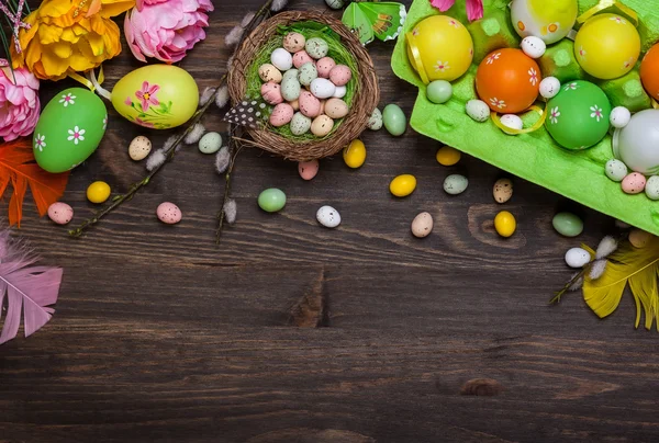 Décorations de Pâques avec des œufs colorés — Photo