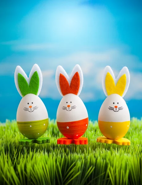 Drei bunte Osterhasen — Stockfoto