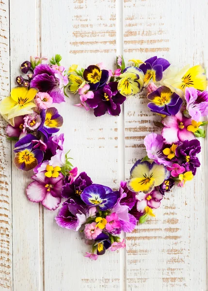 Herz aus schönen frischen Blumen — Stockfoto