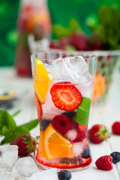 Удар летними фруктами и ягодами — стоковое фото