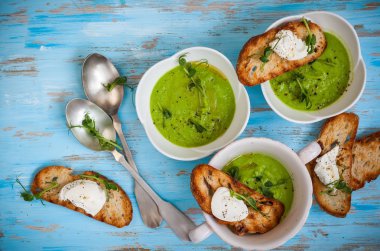 Yeşil bezelye çorbası