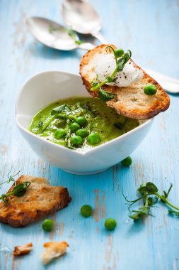 Yeşil bezelye çorbası