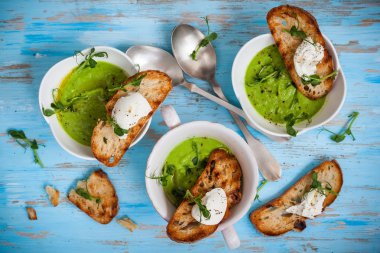 Yeşil bezelye çorbası