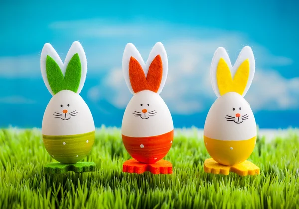三个色彩缤纷的复活节兔子 — 图库照片