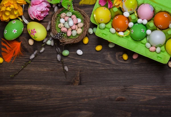 Décorations de Pâques avec des œufs colorés — Photo