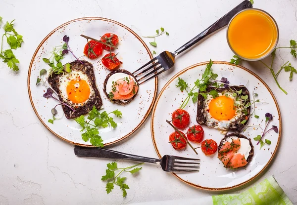 Huevos fritos, canapé de salmón y tomates —  Fotos de Stock