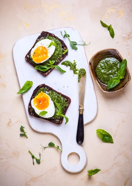 Kokt ägg med pesto på rostat bröd — Stockfoto