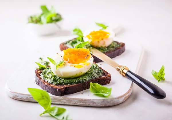 Ovo fervido com pesto em torradas — Fotografia de Stock