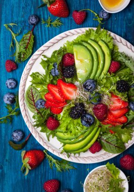 Çilek, avokado salata yaprakları