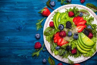 Çilek, avokado salata yaprakları