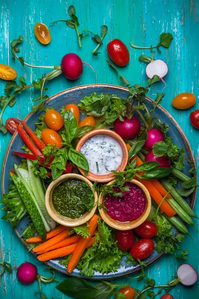 Veggie crudite platter with dips — Stock Photo, Image