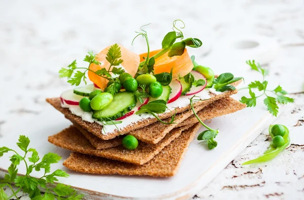 Sanduíches com queijo e legumes — Fotografia de Stock