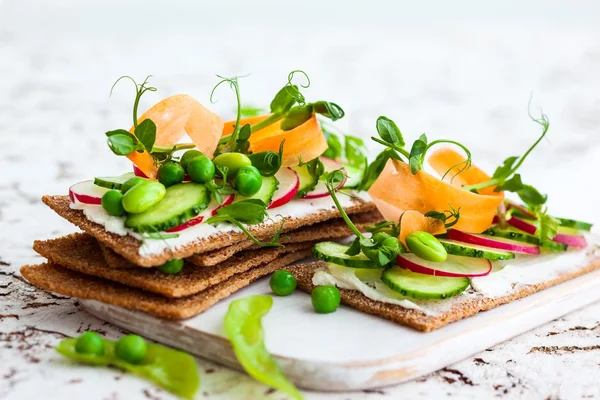 Smörgåsar med ost och grönsaker — Stockfoto