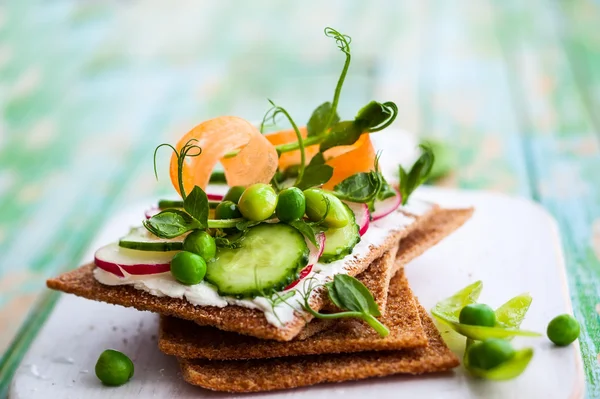Sanduíches com queijo e legumes — Fotografia de Stock