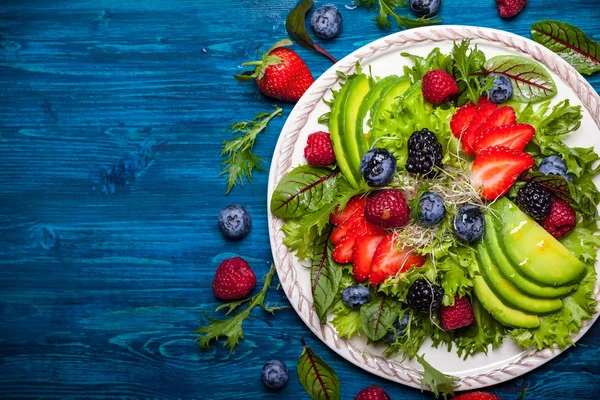 Hojas de ensalada con bayas, aguacate —  Fotos de Stock