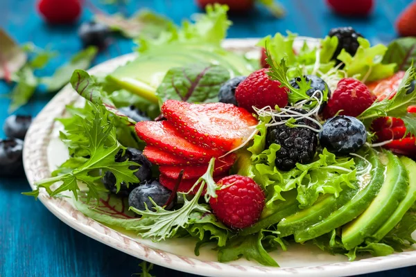 Folhas de salada com bagas, abacate — Fotografia de Stock