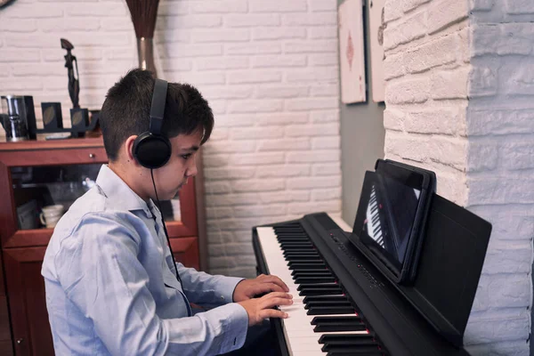 Παιδί Μαθαίνει Πιάνο Απευθείας Σύνδεση Μαθήματα Στην Καραντίνα Στυλ Ζωής Royalty Free Φωτογραφίες Αρχείου
