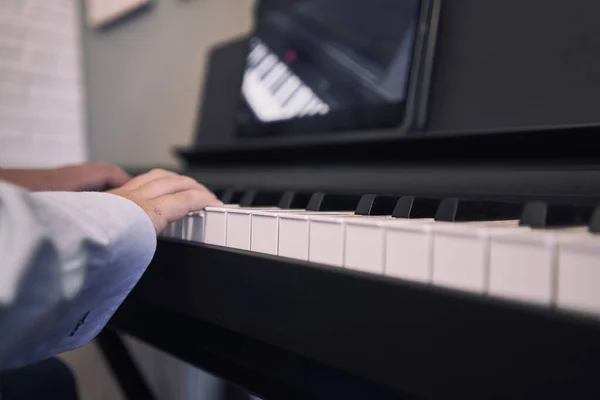 Niños Aprendiendo Lecciones Piano Línea Cuarentena Estilo Vida Del Coronavirus Imagen De Stock