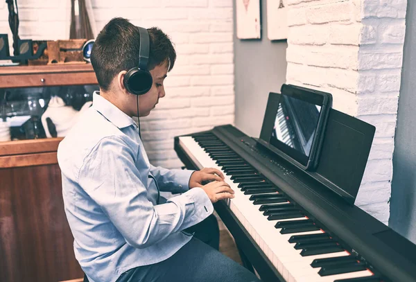 Παιδί Μαθαίνει Πιάνο Απευθείας Σύνδεση Μαθήματα Στην Καραντίνα Στυλ Ζωής Φωτογραφία Αρχείου