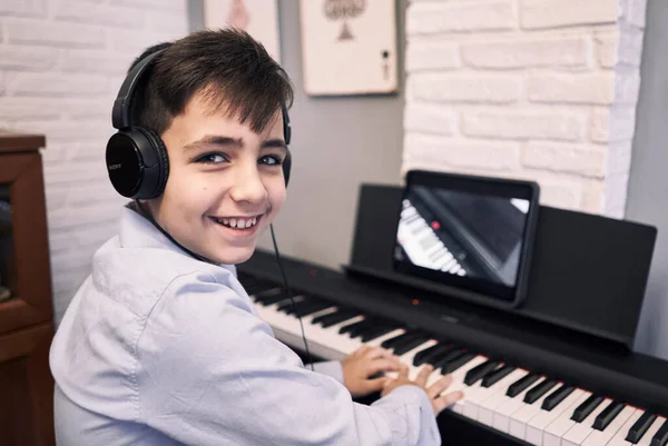 Παιδί Μαθαίνει Πιάνο Απευθείας Σύνδεση Μαθήματα Στην Καραντίνα Στυλ Ζωής Εικόνα Αρχείου