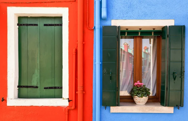 Jedno Zavřené Jedno Otevřené Okenice Typickým Odrazem Barvitých Domů Burano — Stock fotografie