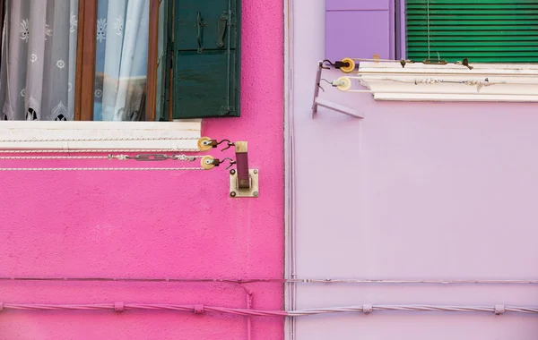 Deux Lignes Lavage Deux Câbles Électriques Avec Mur Coloré Burano — Photo