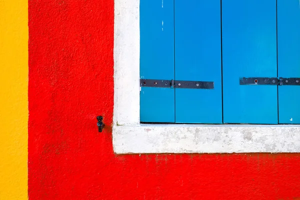 Modrá Zavřená Okna Barevné Zdi Domu Nachází Burano Benátky — Stock fotografie
