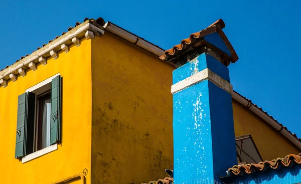 Färgglada Gult Hus Med Blå Skorsten Och Blå Himmel Burano — Stockfoto