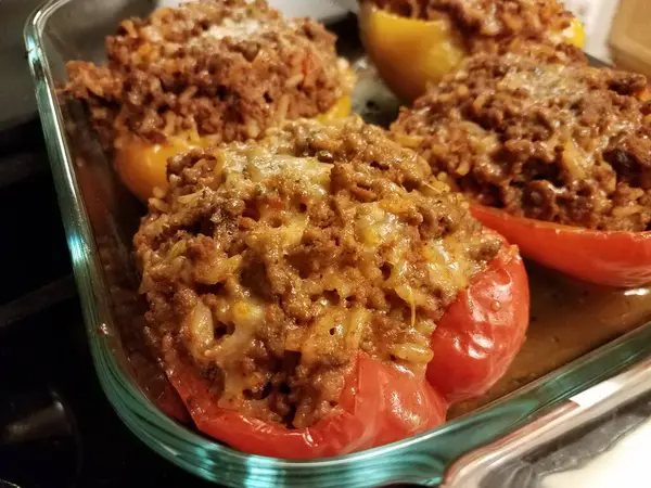 Paprika 's met rundvlees en rijst in glazen recipiënt — Stockfoto