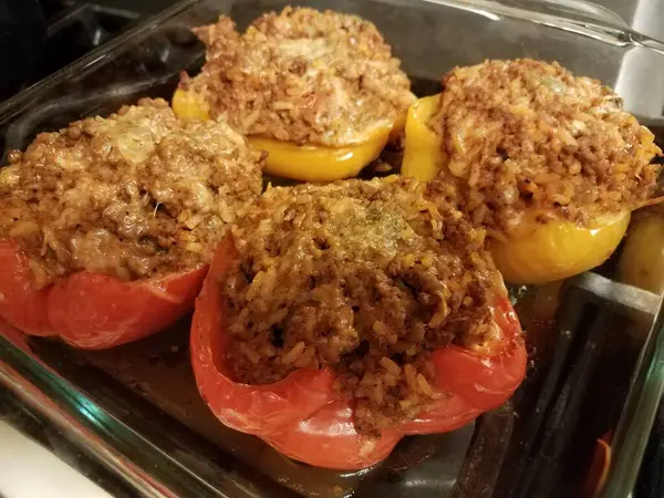 Pimientos con carne de res y arroz en recipiente de vidrio — Foto de Stock