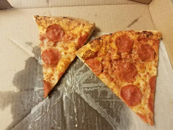 Plátky pepperoni pizzy s tukem v krabici — Stock fotografie