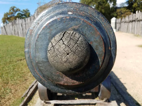 Arma de canhão de metal conectado com esfera de madeira — Fotografia de Stock