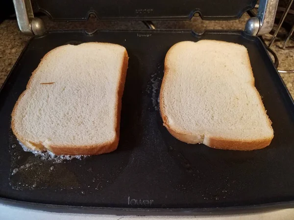 Plátky chleba a másla na grilu — Stock fotografie