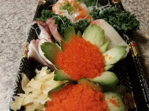 용기에 담긴 주황 생선 알과 초밥 — 스톡 사진