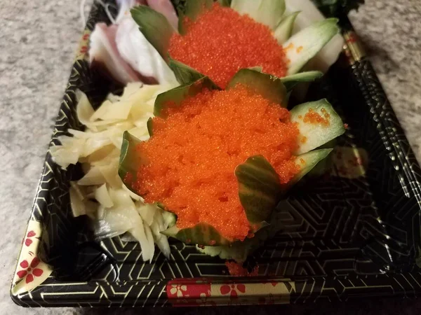 Oranžová rybí vejce a sushi v nádobě — Stock fotografie