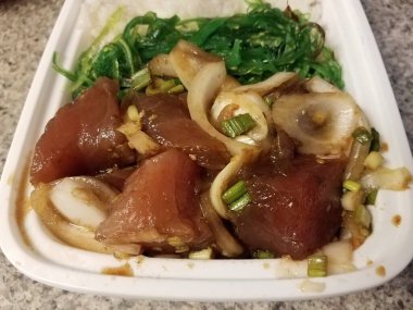 Çiğ ton balığı, soğan ve kabın içinde yosun.