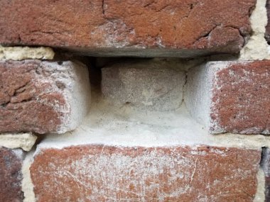 Hasarlı kırmızı tuğla duvarda ya da duvarda delik