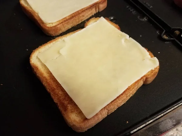 Pan sándwich de queso a la parrilla cocina en sartén —  Fotos de Stock