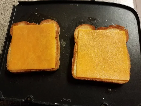 Pão de sanduíche de queijo grelhado cozinhando na frigideira — Fotografia de Stock