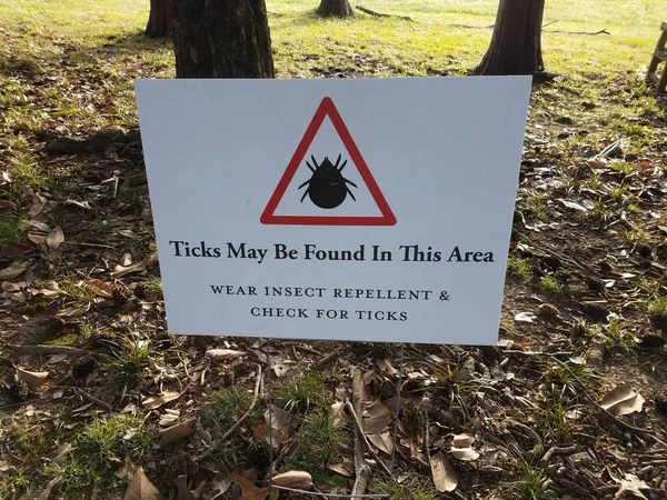 Garrapatas de precaución se pueden encontrar en este signo de área — Foto de Stock