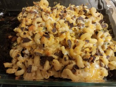 Peynirli peynirli peynirli peynirli makarna ve cam kapta patates cipsi.