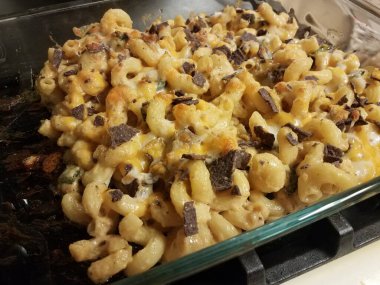 Peynirli peynirli peynirli peynirli makarna ve cam kapta patates cipsi.