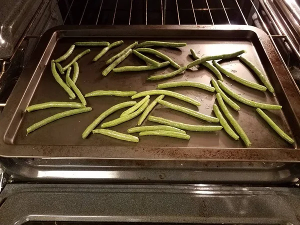 Feijão verde temperado na assadeira no forno — Fotografia de Stock