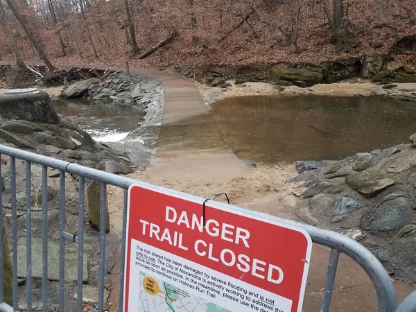 Небезпечна стежка закритий знак з доріжкою і річковим повені — стокове фото