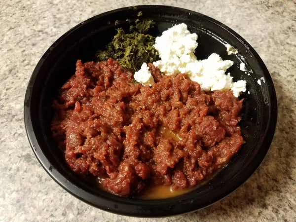 Carne di manzo cruda etiope con formaggio e spinaci — Foto Stock