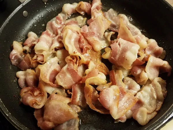 Cozinhar bacon na frigideira ou frigideira — Fotografia de Stock