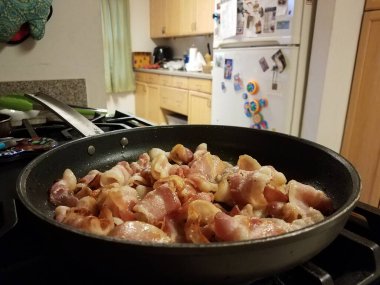 Tavada domuz pastırması ya da mutfakta tava.