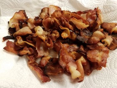 Domuz pastırması eti soyar kağıt havluyla kurutur.