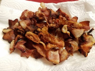 Domuz pastırması eti soyar kağıt havluyla kurutur.