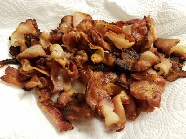 Bacon remsor kött torkning på pappershandduk — Stockfoto